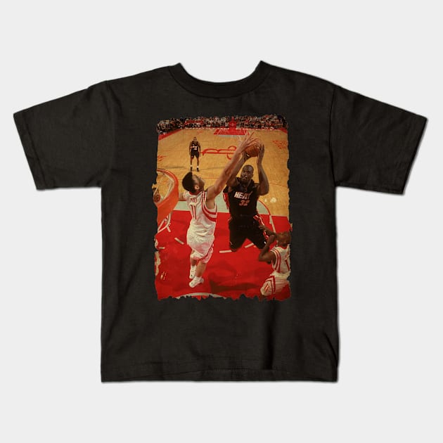 Yao Blocking Shaq Vintage Kids T-Shirt by CAH BLUSUKAN